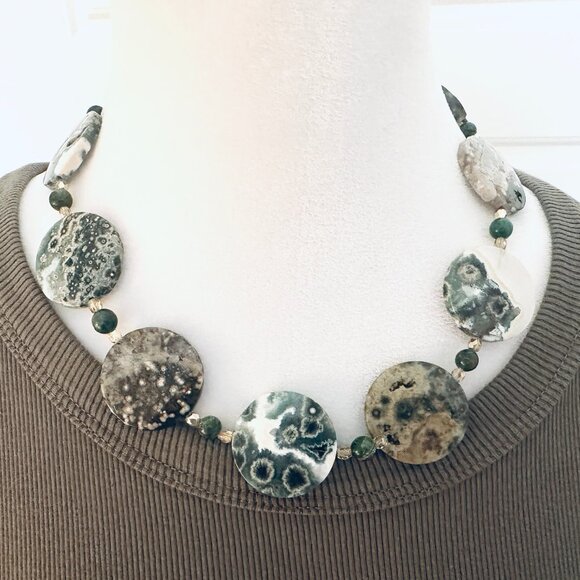 NATURAL GREEN, WHITE AND BROWN AGATE  STONE NECKLACE - Picture 1 of 6